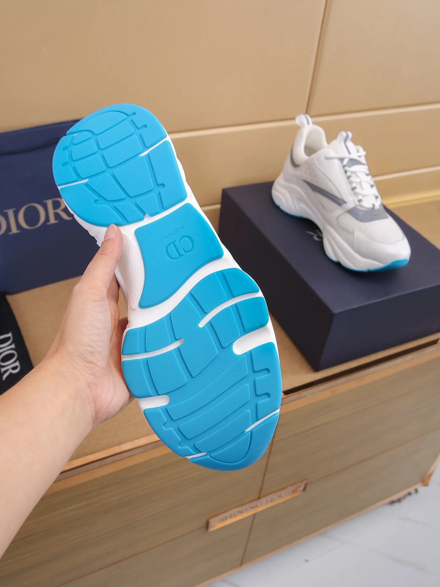 Factory price: 460💰Dior’s top version of D’s b22 men’s sports shoes. Inspired by retro running styles, the chunky low-top silhouette features gray calf leather and blue and white mesh fabric uppers, atop a black, white and blue engraved rubber sole. Nylon ribbon accents the blue mesh tongue and heel counter, and a "dio~" logo appears on the side. Pair it with a suit for a striking contrast and add a sportswear-chic edge to your look. The thick sole can be about 4cm~ Size: 38-45, [46, 47 customized]